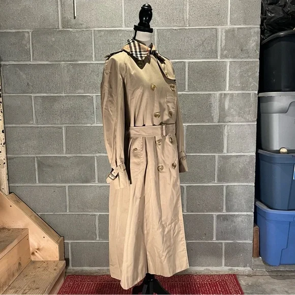 Burberry trench coat. - Picture 3 of 15